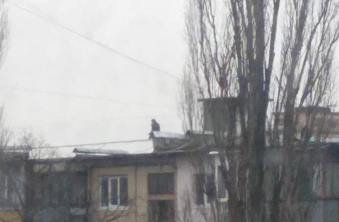 На Борщаговке по крыше дома разгуливает мужчина