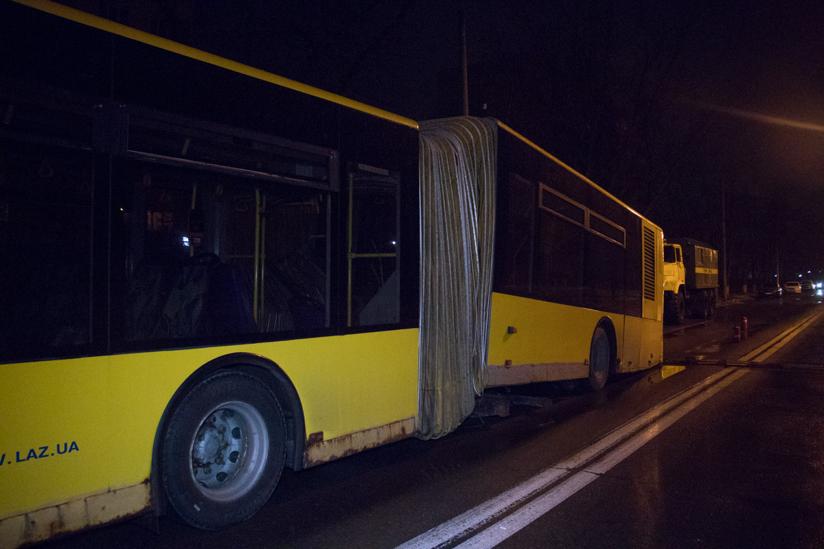 В Киеве автобус начал разваливаться на ходу