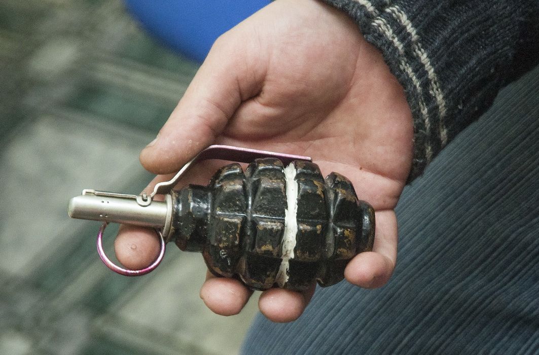 Под Киевом парень угрожал взорвать гранатой дворника
