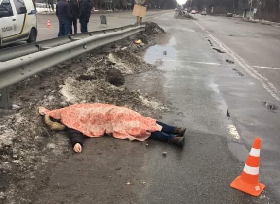 Под Киевом микроавтобус насмерть сбил пешехода
