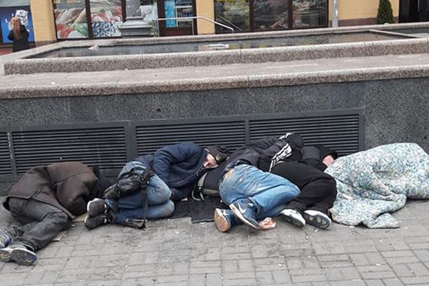 В Киеве люди спят на тротуарах