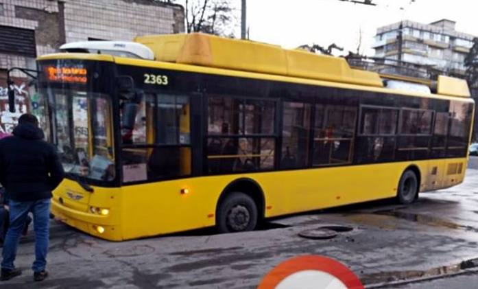 В Киеве троллейбус застрял в дорожной яме (видео)