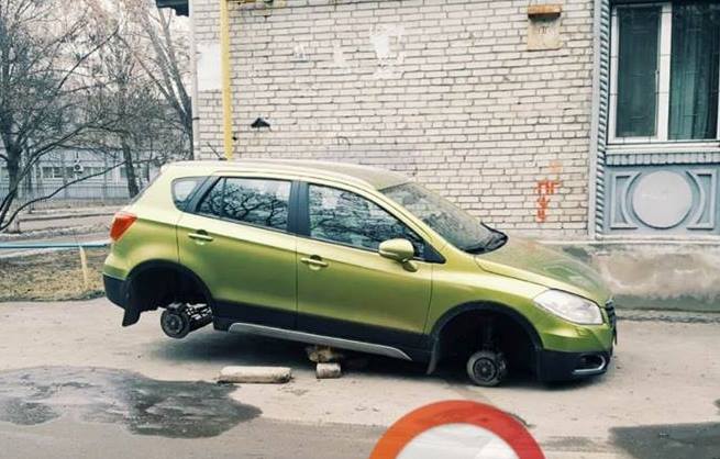На Нивках с машин снимают колеса
