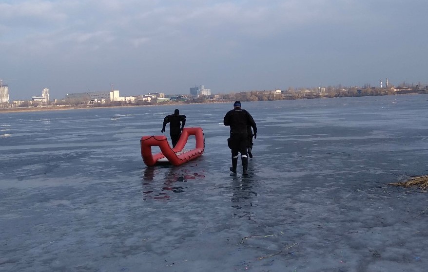 На Троещине мужчина провалился под лед