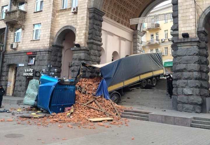 По центру Киева пролетела неуправляемая фура