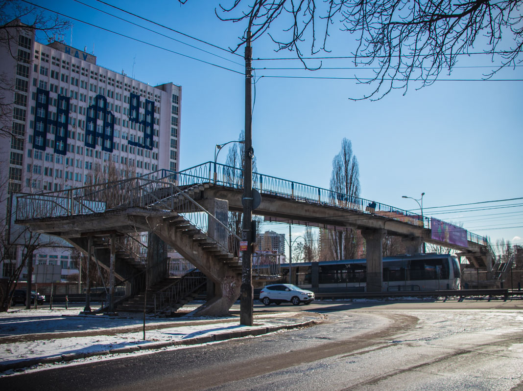 В Киеве разваливается мост (фото)