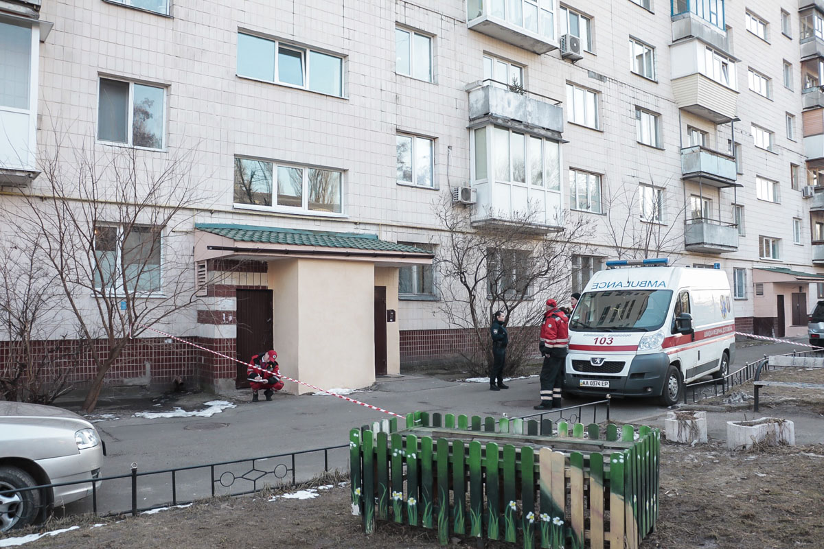 На Нивках подросток разбился насмерть, выбросившись из окна