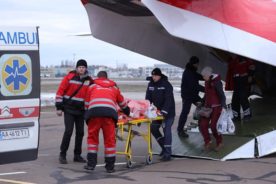 Больного ребенка доставили в Киев на самолете