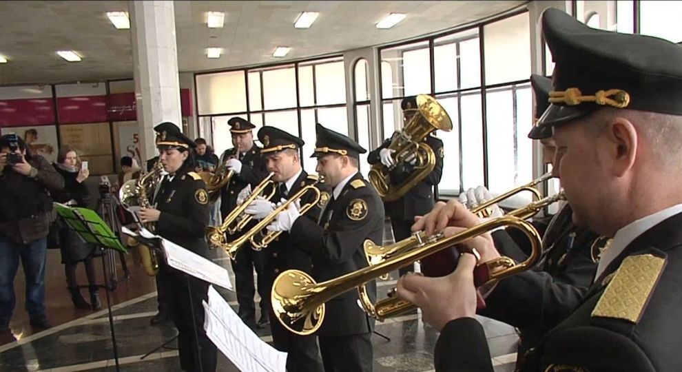 В метро пассажиров встретят с оркестром