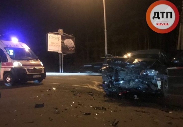 На трассе под Киевом авария, машины разбросало по дороге