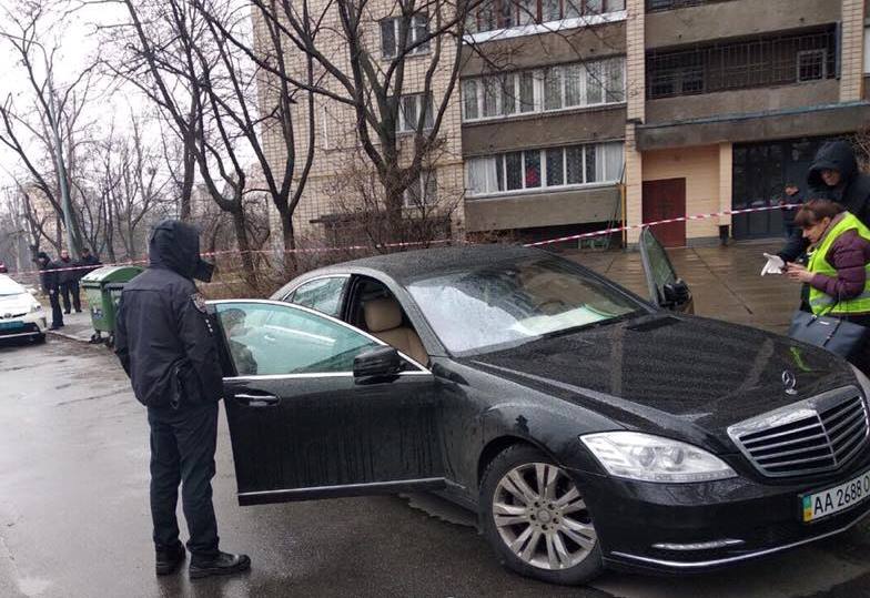 В Киеве обстреляли машину, есть погибшие