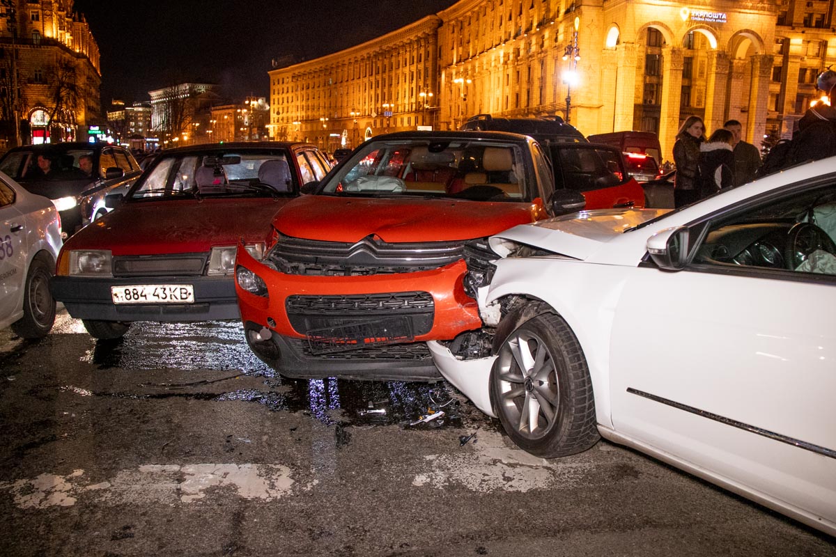 На Майдане Независимости – массовый бой машин