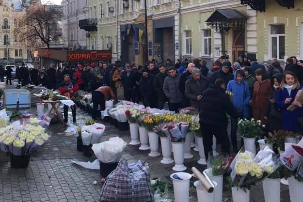 За цветами в Киеве выстроились гигантские очереди