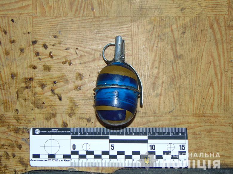 По Киеву разгуливал мужчина с гранатой