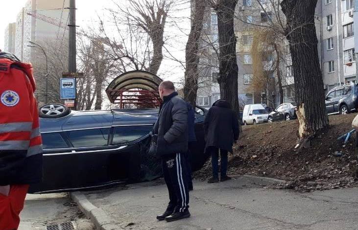 В Киеве – ДТП, машина вылетела в остановку