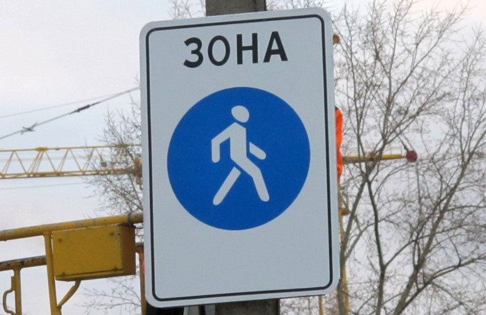 В Киеве наглые водители объезжают пробку по тротуару (видео)
