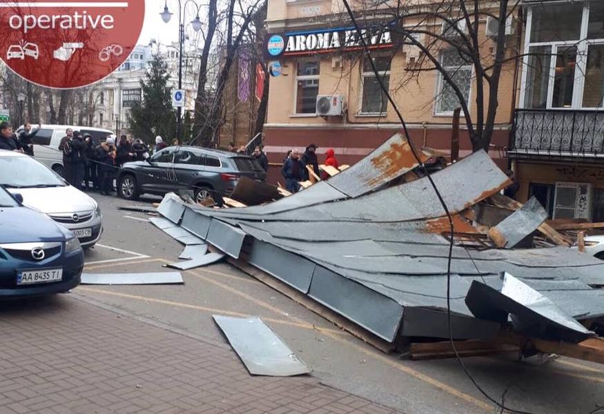 В центре Киева с дома сорвало крышу