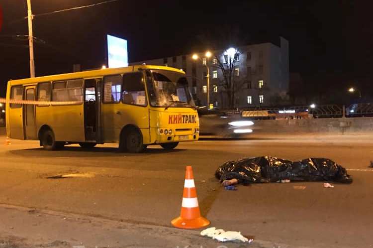 На Петровке маршрутка насмерть сбила пешехода (видео)