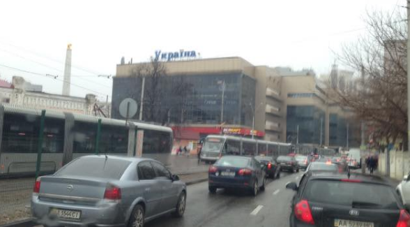 В Киеве из-за урагана остановились скоростные трамваи