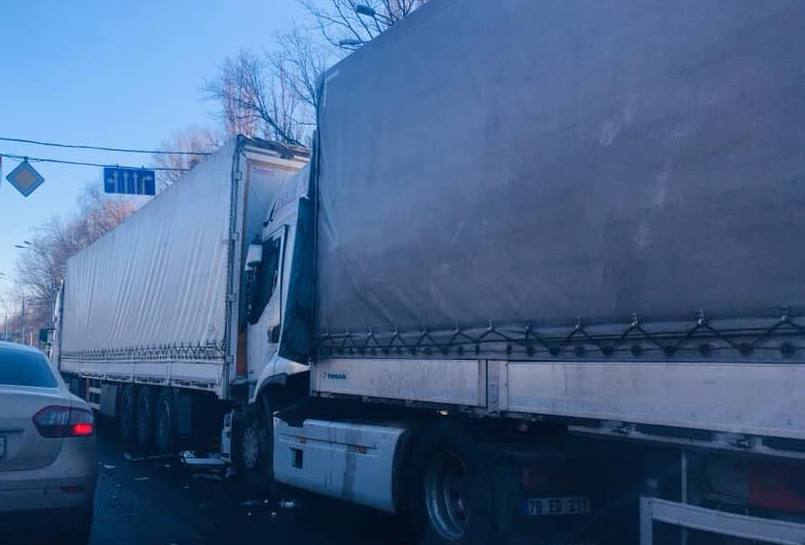 На въезде в Киев огромная пробка из-за аварии