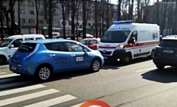На пешеходном переходе Nissan сбил женщину (видео)
