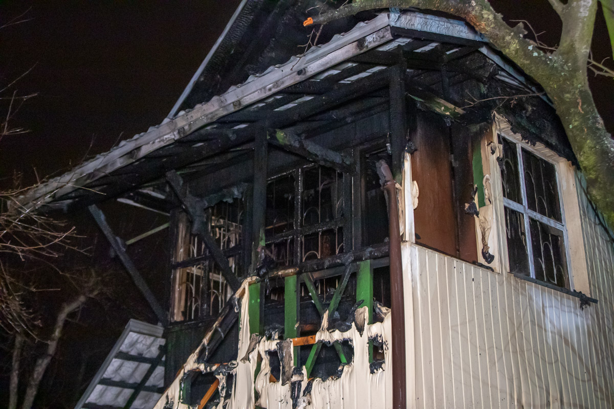 Ночью в Киеве сгорел дом, женщина спаслась чудом