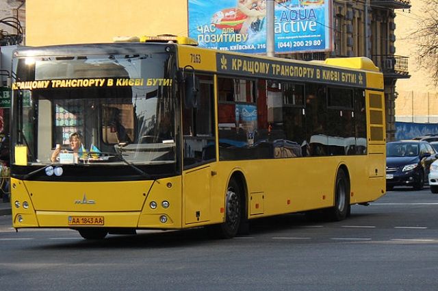 В Киеве пассажира вышвырнули из автобуса (видео)