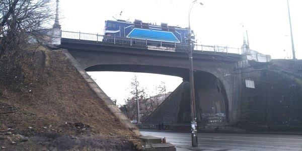 В Киеве нашли очередной "уставший" мост