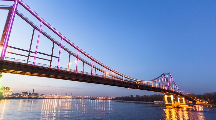 Пешеходный мост через Днепр станет фиолетовым