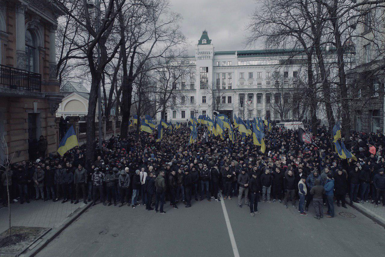 В Киеве толпа пыталась прорваться к Администрации президента