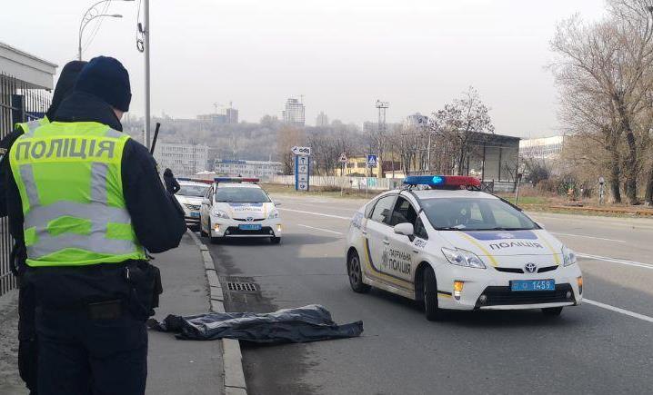 В Киеве пешеход погиб под колесами Mazda