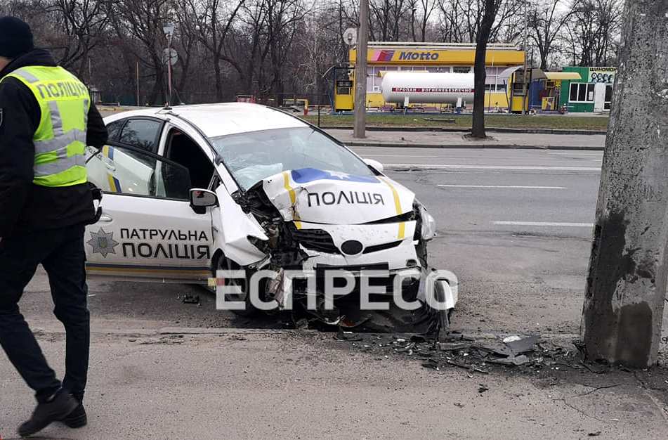 В Киеве патрульные разбили Prius о столб (видео)
