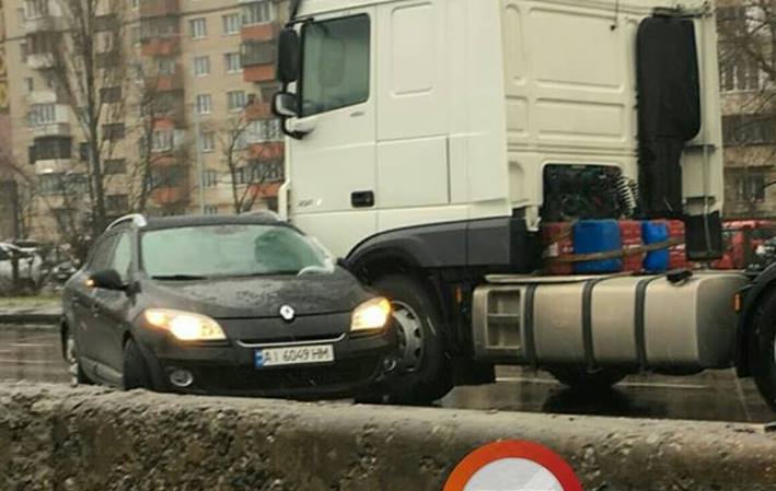 В Киеве – ДТП, фура протащила Renault по дороге
