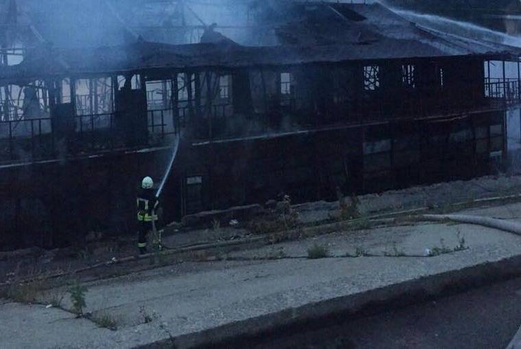 В Киеве сгорела пришвартованная баржа