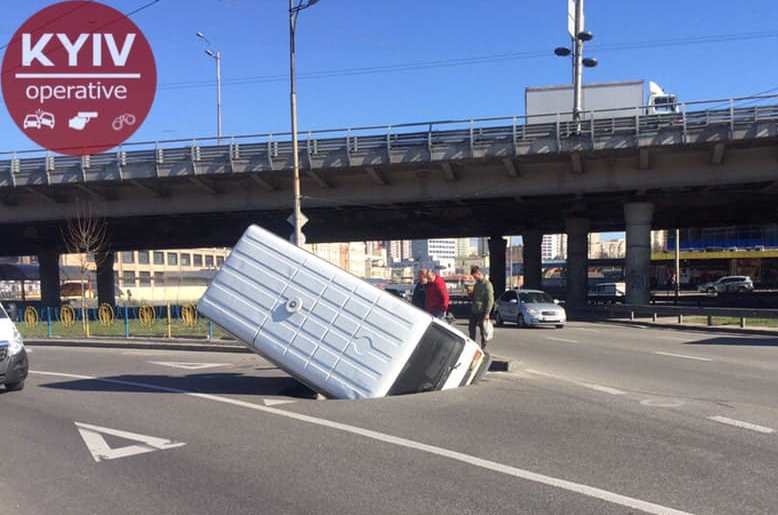 Посреди дороги в Киеве микроавтобус провалился под асфальт