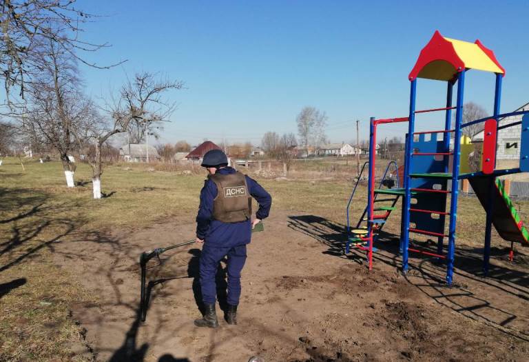 Возле детсада под Киевом нашли минометные мины (видео)