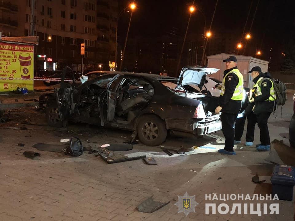 Ночью на Теремках взорвался автомобиль, подозревают покушение