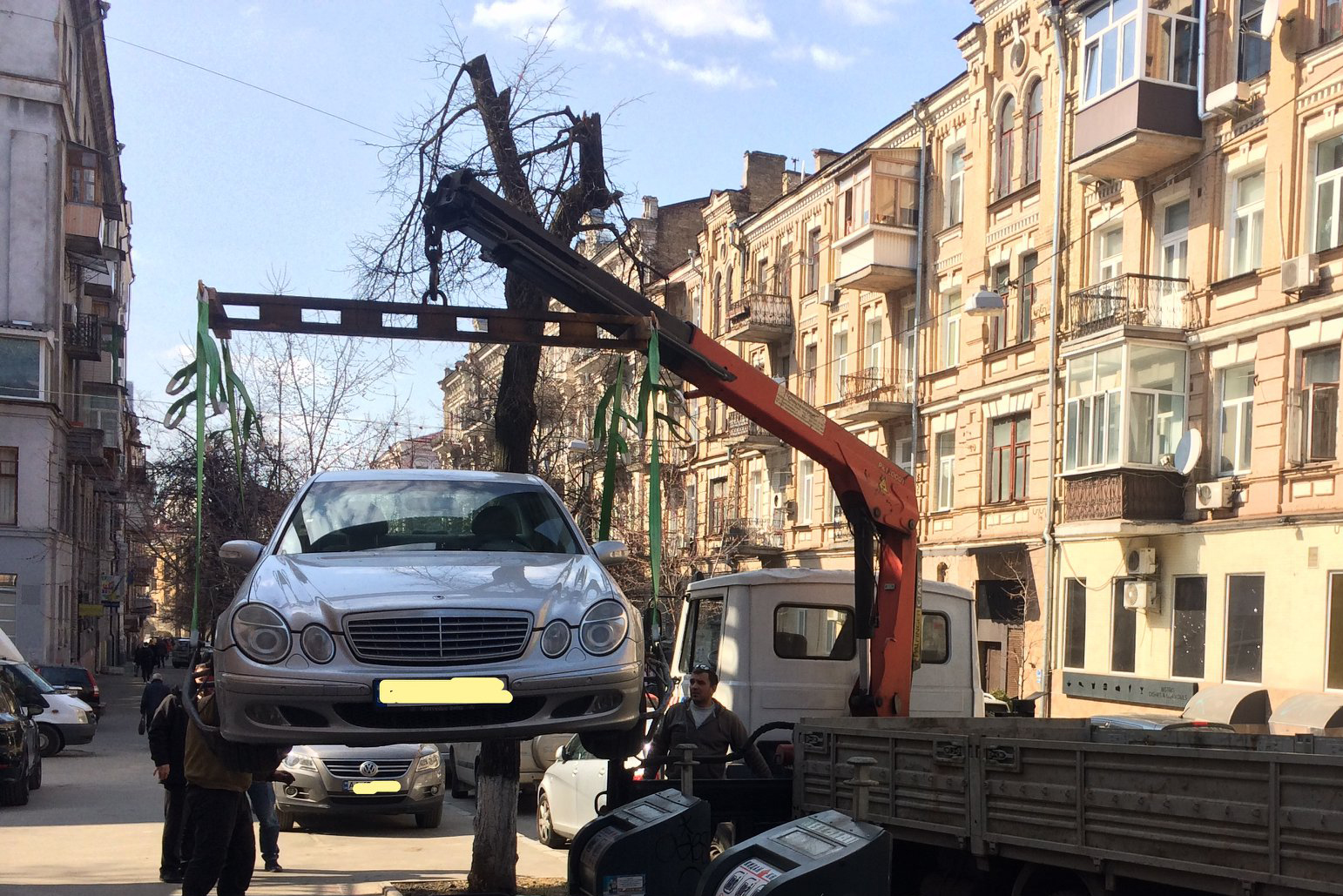 В Киеве машины увозят с улиц