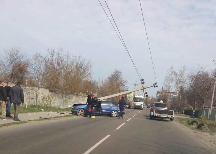 В Борисполе на дорогу рухнул столб