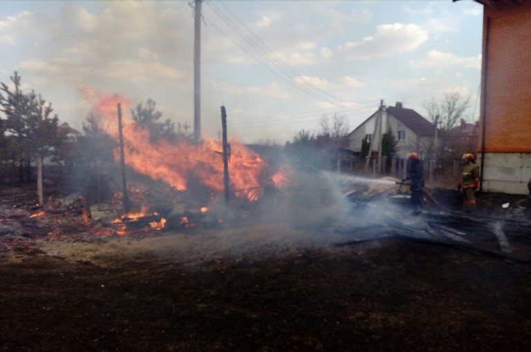Из-за выжигания травы под Киевом горят дома