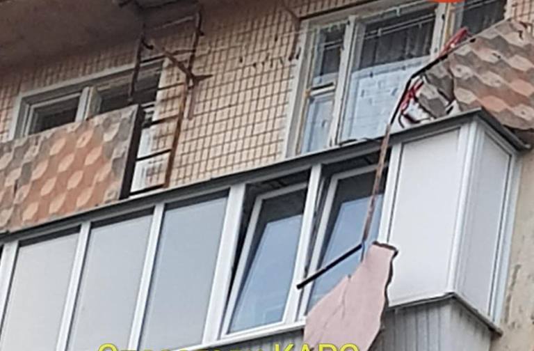 В Киеве от высотки отвалился балкон