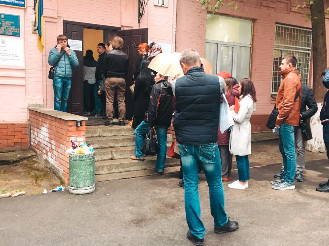 В Киеве избирателей выстроили в очередь