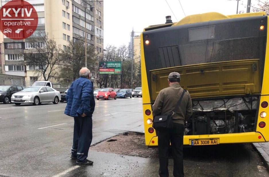 Посреди дороги в Киеве провалился в яму автобус