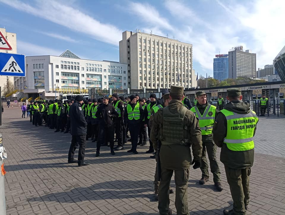 На улицах столицы - сотни полицейских