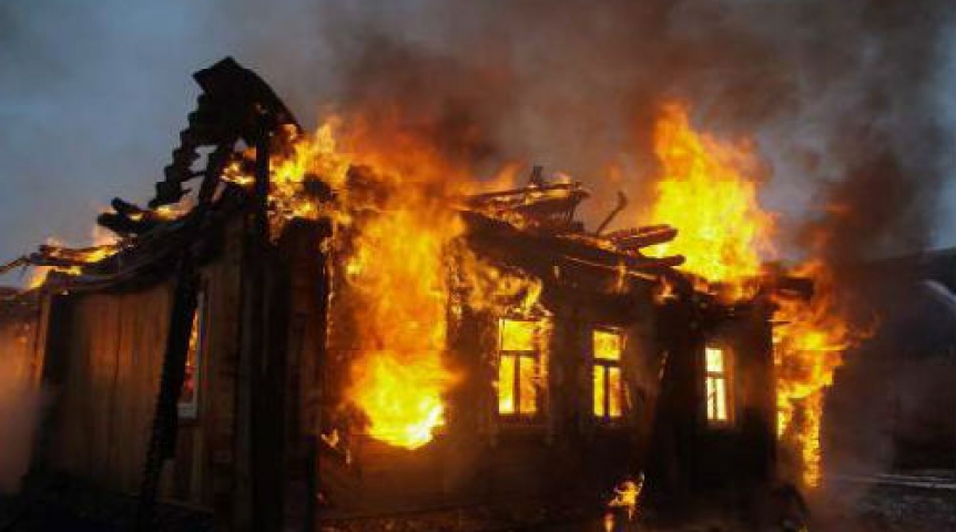 В Киеве сгорел частный дом (видео)