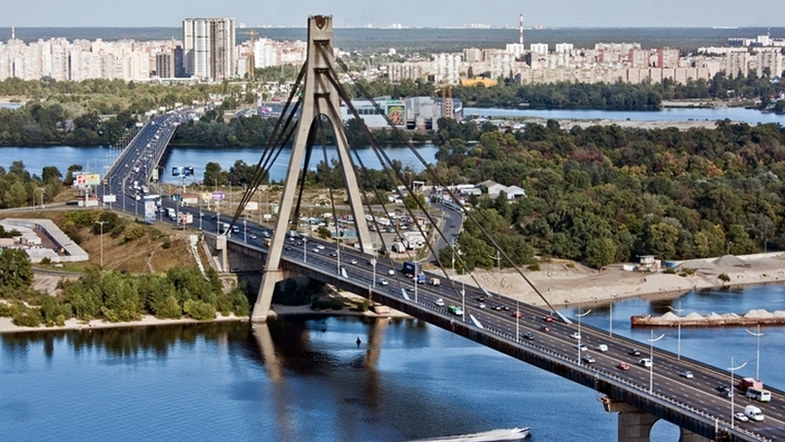 В Киеве с моста бросился человек