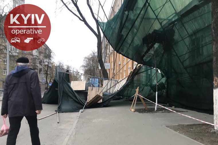 В Киеве от здания отвалился фальшивый фасад