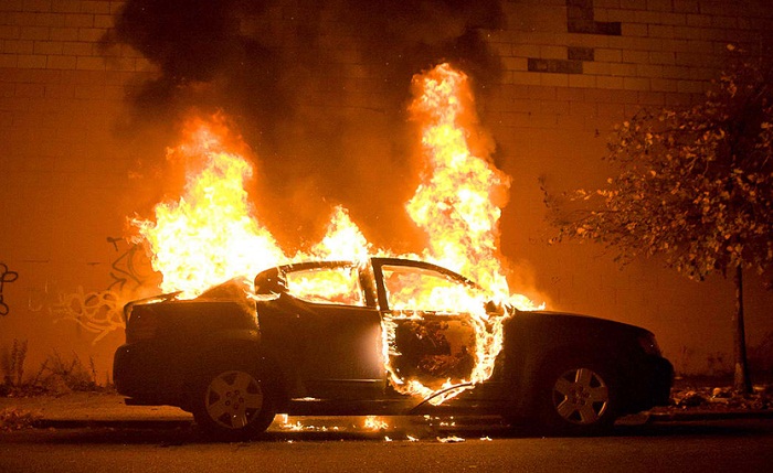 В столице посреди улицы сгорел автомобиль (видео)