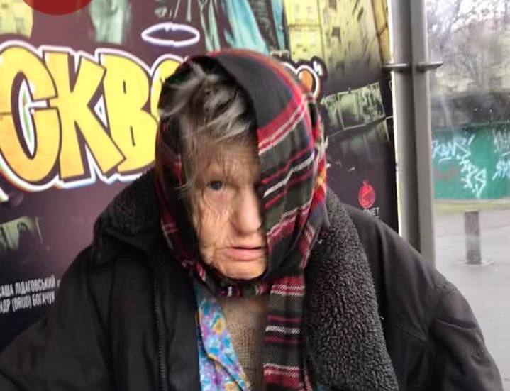 В центре Киева пенсионерка месяц живет на улице