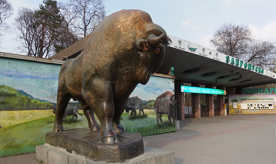 Перед Киевзоо установят символы зоопарка